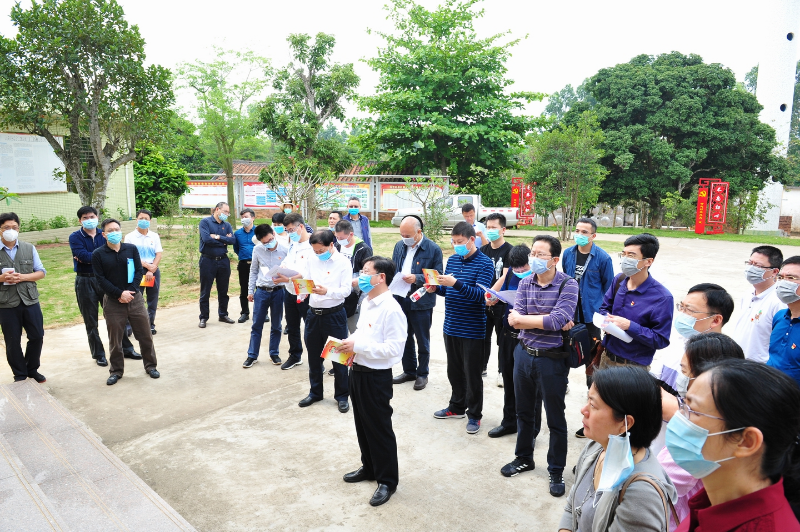 局领导和各帮扶联系人在片区集中点，听取走访贫困户工作安排（2）.jpg