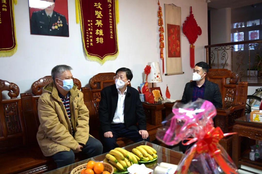 湛江市财政局主要领导春节前夕走访慰问退休老干部