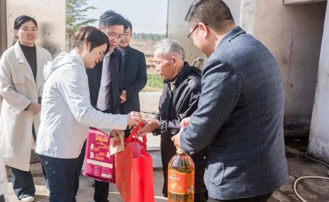 要闻关注 | 湛江市财政局节前赴雷州市沈塘镇慰问困难群众