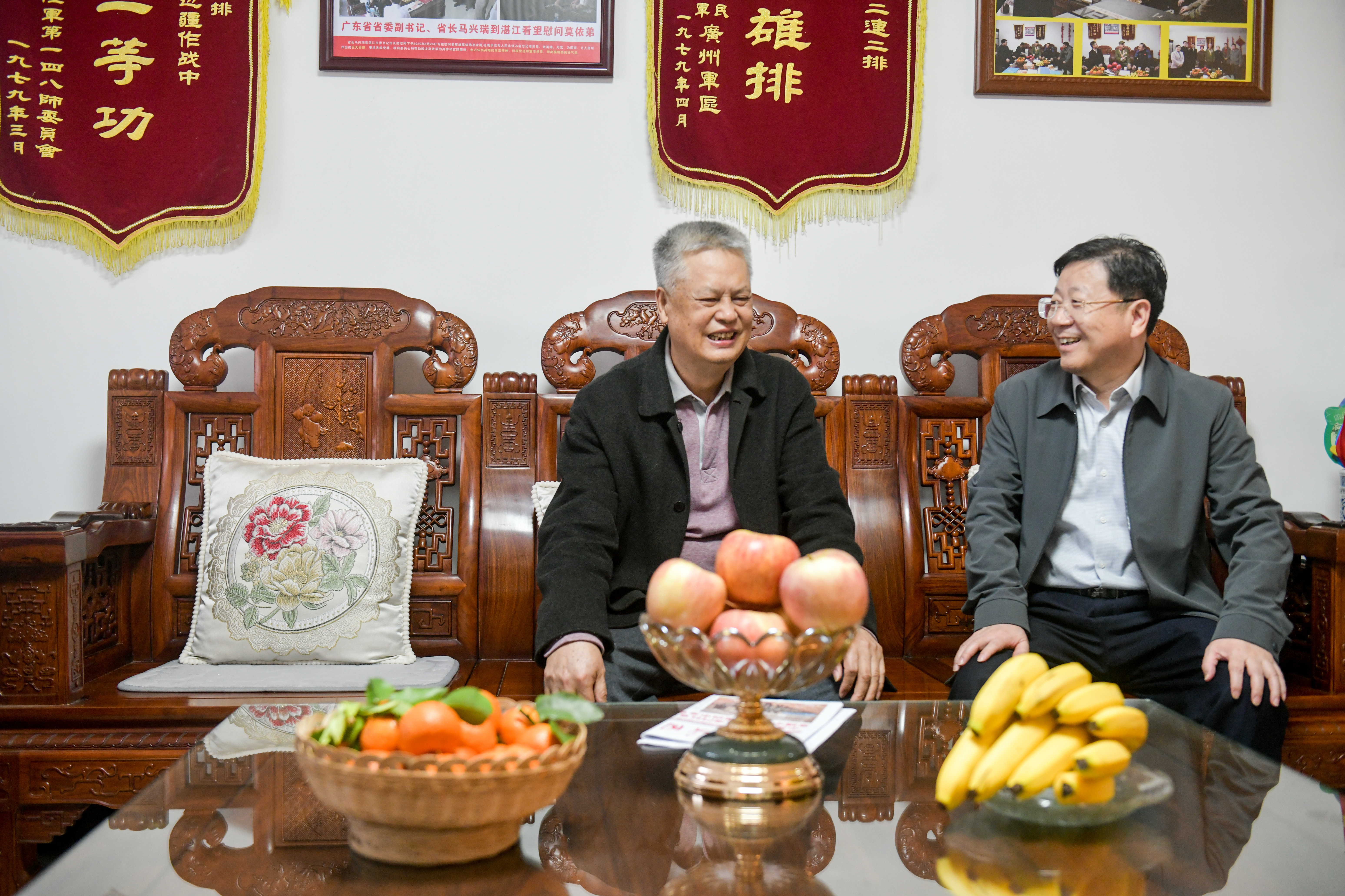 市财政局开展春节走访慰问老同志活动